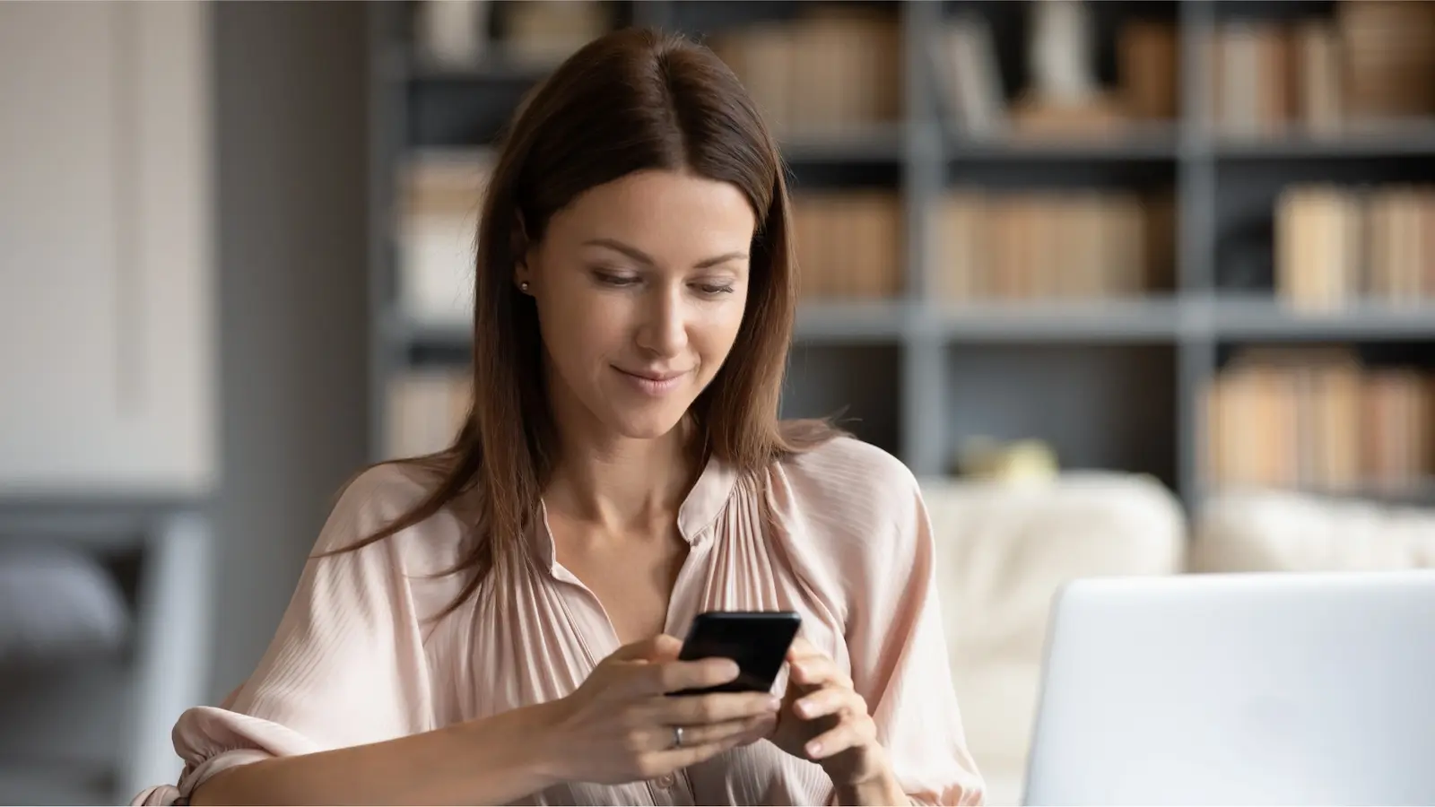Mom scrolling social media while comparing parenting experiences